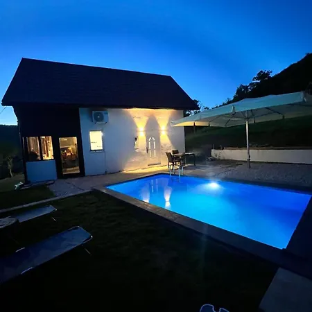 The Alpine Poolhouse Casa de Férias Trnovo
